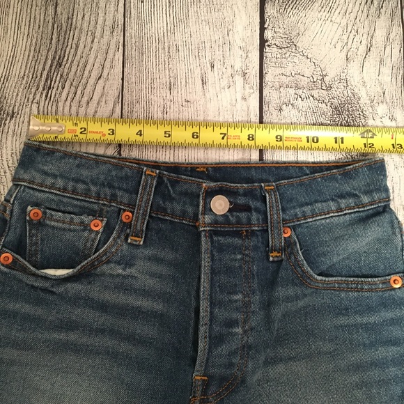 Levi’s Women’s High Waisted Medium Wash Shorts size 26 - Picture 4 of 9